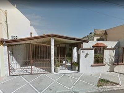 Doomos. Casa en venta de REMATE BANCARIO en la col. Latinoamericana, Saltillo, Coahuila.
