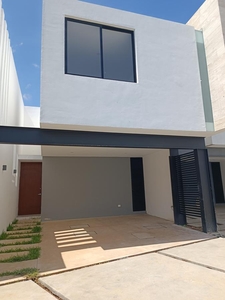 Doomos. Casa tipo Townhouse en venta en Cholul, Mérida, con parrilla eléctrica incluida