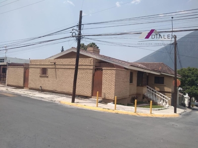 Doomos. CD Satelite - CASA EN VENTA ZONA SUR DE MONTERREY FRENTE A PARQUE Y EN ESQUINA