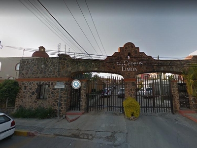Doomos. Casa en venta de Adjudicada Remate Bancario en Lomas de Zompantle, Cuernavaca, Morelos.