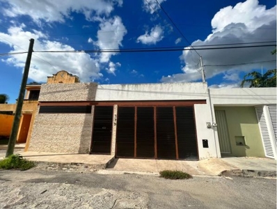 casa en renta en Merida, de un solo nivel, dos habitaciones equipada con garage eléctrico