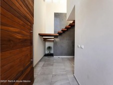 Doomos. Qh1 Casa de 3 recámaras en venta en Altozano, Querétaro!