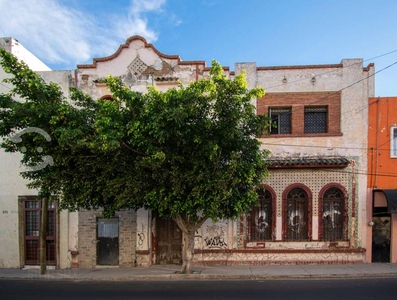 AMPLIA CASA ANTIGUA EN EL CENTRO HISTÓRICO