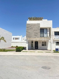 Casa de tres niveles nueva en venta. Villas del...