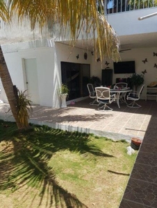 Doomos. Casa con piscina y 3 departamentos independientes en venta, Mérida yucatán