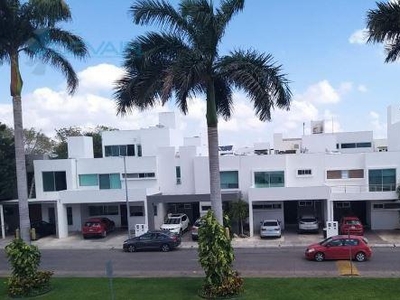 Doomos. Casa en Remate Bancario palma Washingtonia 22 Residencial Palmaris Cancún