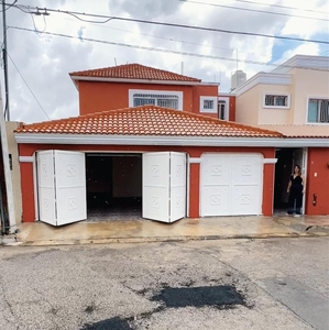 Doomos. casa en venta dentro de la ciudad, zona residencial- Montecristo Mérida- 3 habits y piscina