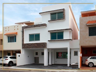 Doomos. Estrena casa con 4 recámaras en Lomas Residencial