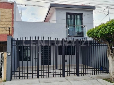 Se vende casa remodelada en Jardines de la Cruz...