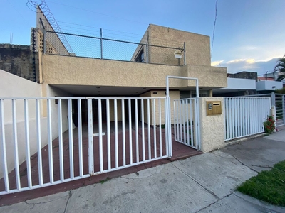 Se vende casa muy amplia con excelente ubicación