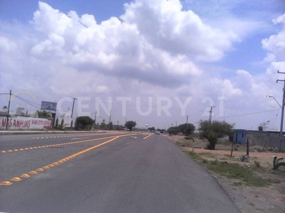 Se vende amplio terrenos a metros de Carretera.