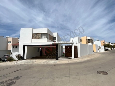 Casa en venta en Perisur, en Privada La Perla Elite, ubicada en esquina frente al área común y con amplio terreno excedente