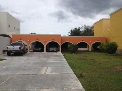 Residencia estilo Hacienda en Club de Golf La Ceiba.