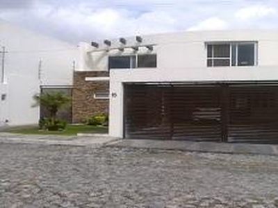 Residencia minimalista en Santa Cruz Guadalupe