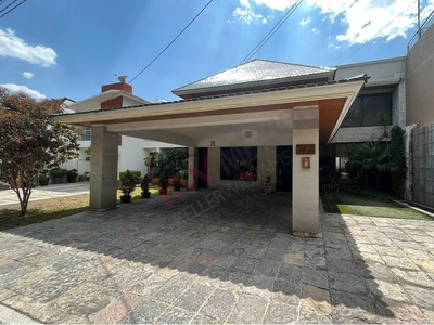 VENTA CASA EN PRIVADA MUY EXCLUSIVA CERCA DEL CLUB CAMPESTRE Y DE LA PLAZA DE TOROS SANTA MARIA