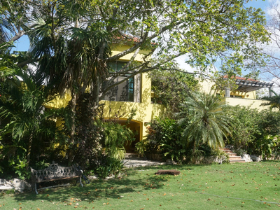 Descubre El Oasis Perfecto En Cancún: Una Casa Grande Con Jardín, Donde El Diseño Arquitectónico Único Se Fusiona Con La Belleza Natural. ¡tu Hogar Ideal Te Espera En Cada Rincón De Éste Lugar!