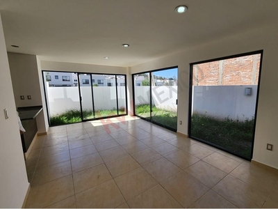 En venta casa nueva con jardín en L, El Condado, Corregidora, Querétaro.