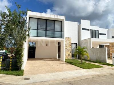 Casa equipada en residencial Albarella con paneles Solares y piscina.