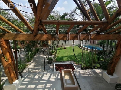 Casa de un nivel con alberca y jardín en Ejidos de Acapatzingo, Cuernavaca Morelos.