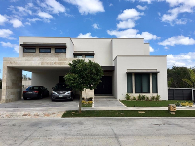 CASA EN VENTA EN MÉRIDA, YUCATÁN COUNTRY CLUB, ENTREGA INMEDIATA.