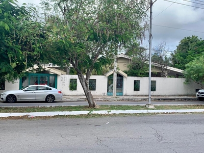 Doomos. Casa en Renta para Comercio ú Oficina en Mérida,Yucatán Sobre Avenida, San Ramón.