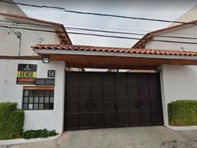 Doomos. Casa en venta de REMATE BANCARIO en Santa María Tepepan, Xochimilco, CDMX.