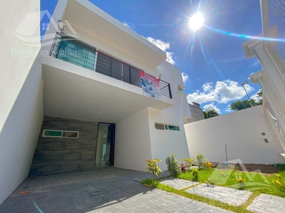 Doomos. Casa en venta en Álamos Cancun HCS5879