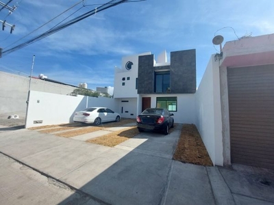 200M2 TERRENO. 4REC. EN PRIVADA. EQUIPADA. CERCA DEL CENTRO. 3 NIVELES. NUEVA.