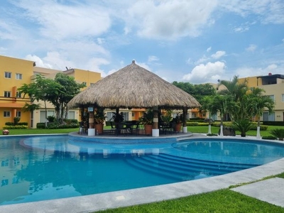 Casa con alberca en venta con 4 recs, 4 wcs, roof y palapa en Yautepec