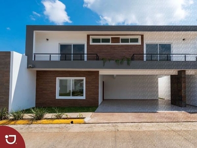 Casa con elegante diseño a la venta en residencial privado de Coatepec