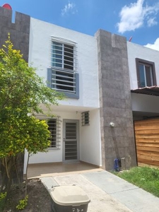 CASA EN CONDOMINIO HORIZONTAL CON SERVICIOS $ 990,000