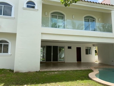 Casa en renta o venta en el Yucatan Country Club privada Kutz, Mérida