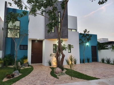 Casa en venta en Cholul-Conkal, Mérida, con alberca.
