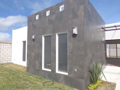 Casa en Venta, en Fraccionamiento con vigilancia. 3 recámaras. Terreno 450 m2