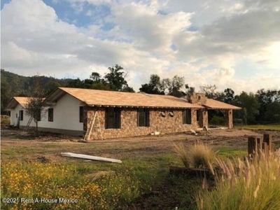 Casa en Venta Valle de Bravo, Santa Magdalena Tiloxtoc 23-623. NC