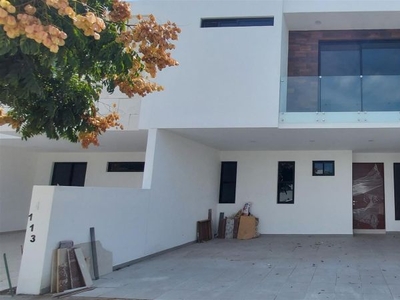 Casa Nueva en Mayorazgo con Recámara en Planta Baja, Zona Sur