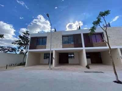 Casa tipo Townhouse en venta en Cholul Yucatán, con piscina