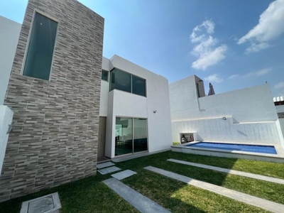 Casa alberca Venta Moderna en Privada Jiutepec, Morelos