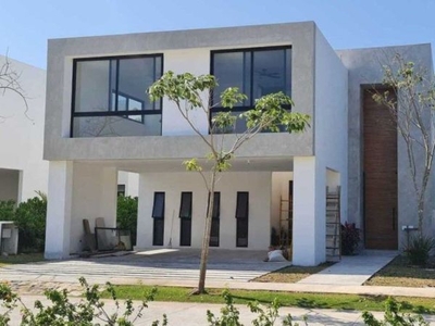 En venta casa de 4 recámaras en Yucatán Country Club, con paneles solares