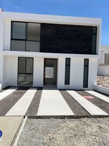 Estrena Linda Casa en Cañadas del Arroyo, Jardín, Estudio o 4ta Recamara en PB