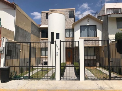 EXCELENTE CASA RESIDENCIAL REMODELADA EN PRIVADA