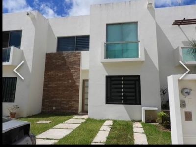 Hermosa Casa de dos niveles en venta. Residencial Terramagna, polígono Sur.