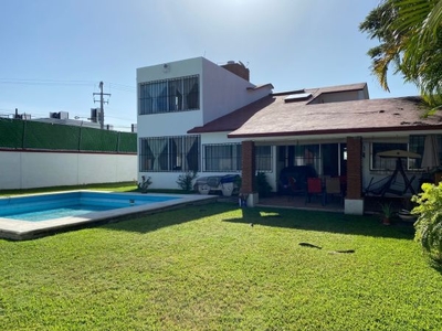 Hermosa y amplisima casa con jardín y alberca propios.