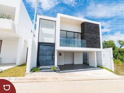 Casa en venta Xalapa, La Molienda; diseño moderno en residencial privado