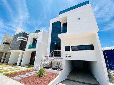 Moderna Casa en Residencial Monte Olimpo, Pachuca