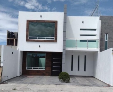 RESIDENCIA AL SUR DE PACHUCA. 120M2 TERRENO. 3REC CADA UNA CON BAÑO. EQUIPADA.