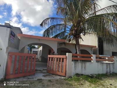 Hermosa casa en segunda fila en Chelem, Yucatán: ¡Oportunidad de inversión!