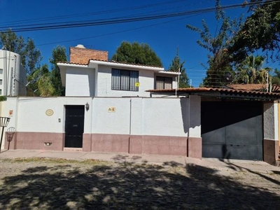 Se Vende Casa en JURICA, 3 Recamaras, Portón Eléctrico, Sótano..