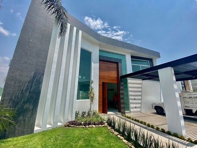 VENTA DE CASA CON ALBERCA EN LOMAS DE COCOYOC