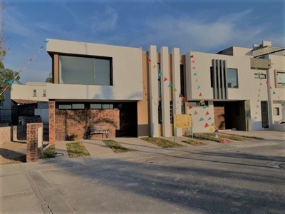 VENTA DE CASA DE ENTREGA INMEDIATA, EN VILLAS EL ROBLE (CORREGIDORA)